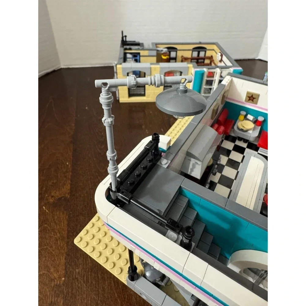 LEGO 10260 Creator Expert Downtown Diner 99% Complete with All Minifigures & Box